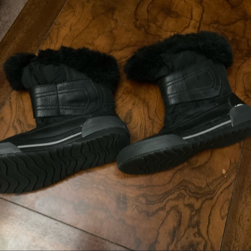 Women’s 8.5 waterproof black boots, lined with warm faux fur and great for bad